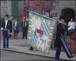 Rentré à l'Eglise au pas rituel